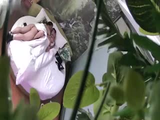 酒店偷拍美女激烈反抗被扒掉裤子后哭了强行操完后第二次竟主动配合男的干