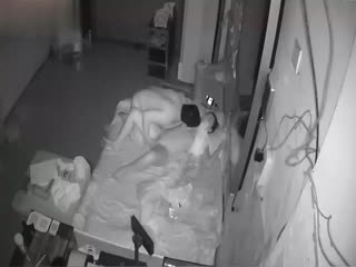 门市铺网络摄像头破解偷拍年轻夫妻下班打烊店内住宿睡前一起看动作片助兴脱光连抠带吸啪啪啪激情四射